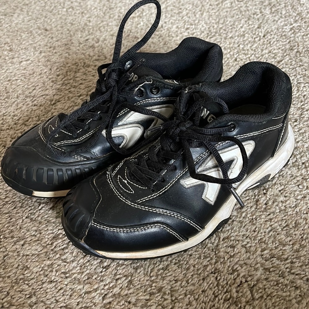 Ringor Womens 5.5 black turf shoe with pitching toe